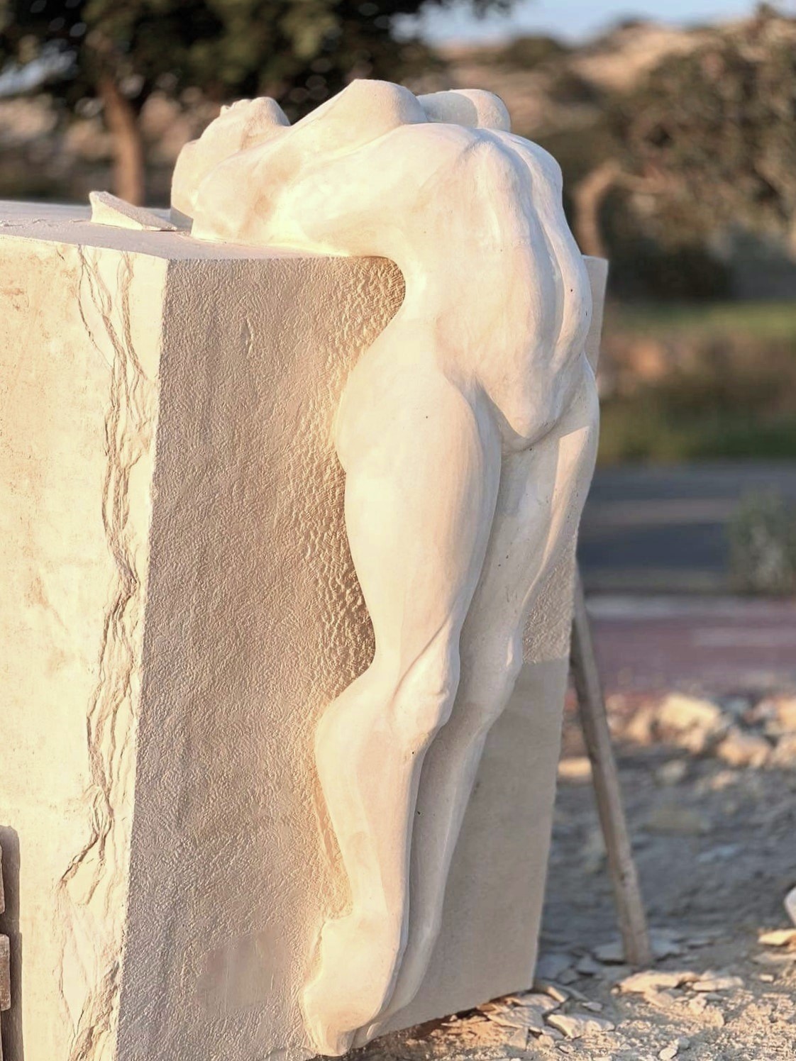 Coralie Quincey – EMERGENCE – Limestone – h170cm – Chypre 2022 – Rencontres sculpture 2025 – La chapelle de la verrerie Coralie Quincey - EMERGENCE - Limestone - h170cm - Chypre 2022 - Rencontres sculpture 2025 - La chapelle de la verrerie