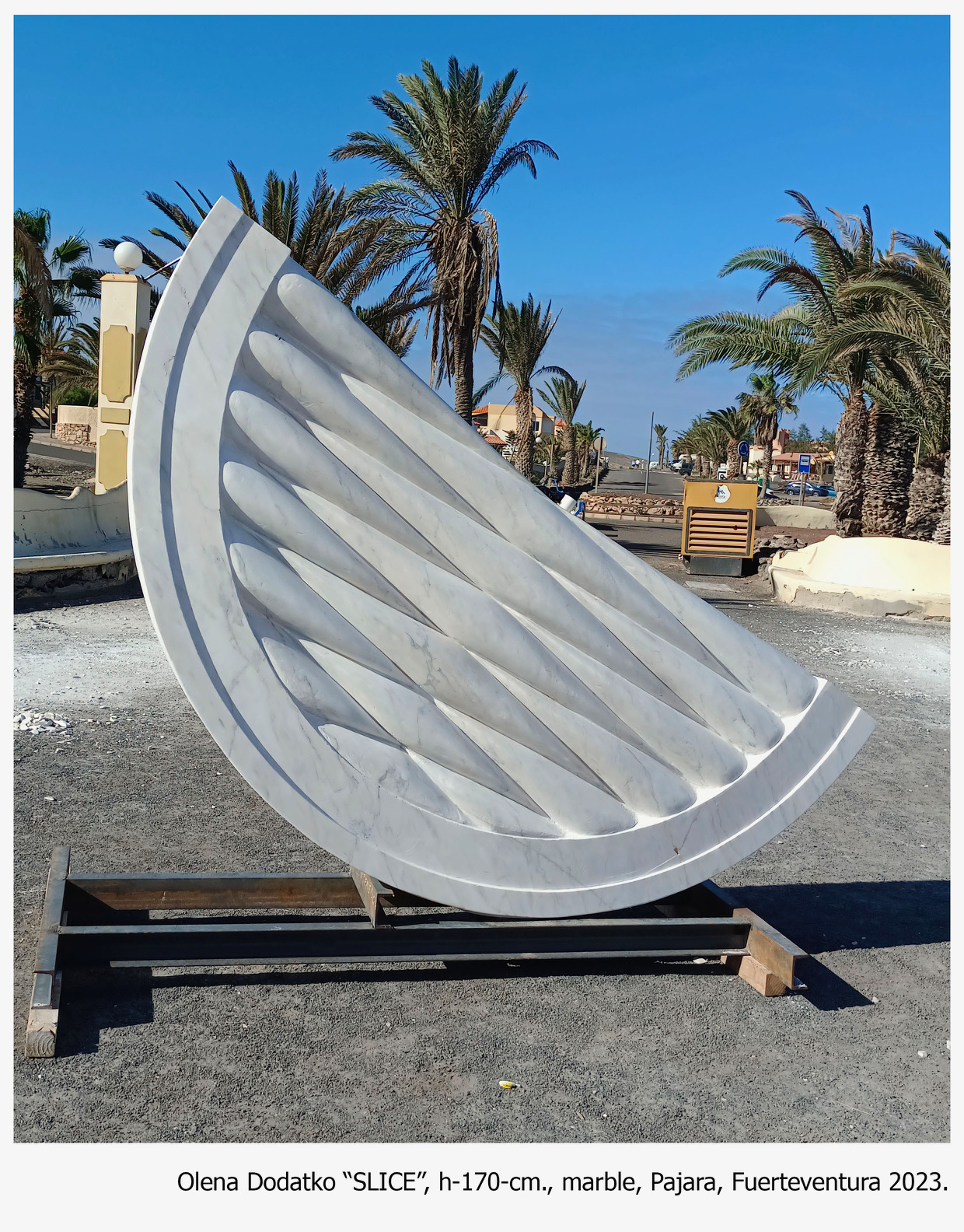 Olena Dodatko – SLICE – h170cm – marbre – Pajara – Fuertventura 2023 – Rencontres sculpture 2025 – La chapelle de la verrerie Olena Dodatko - SLICE - h170cm - marbre - Pajara - Fuertventura 2023 - Rencontres sculpture 2025 - La chapelle de la verrerie